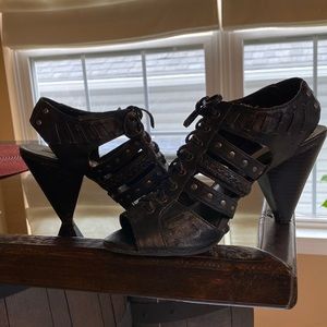 Simply Vera Vera Wang peep toe sandals size 7